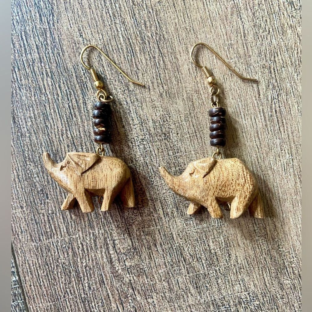 Women’s tan, brown, golden wooden elephant and bead dangle earrings